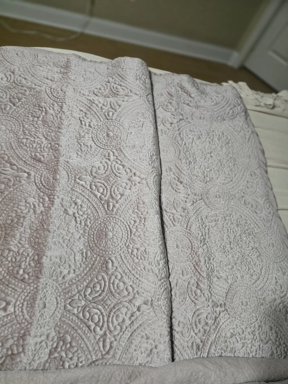 Elegant Textured Quilted Bedspread - Light Blush